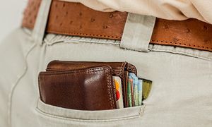 Zgubił portfel na stacji paliw. W środku było 10 tys. zł. Nagranie z kamer ujawniło "znalazcę"