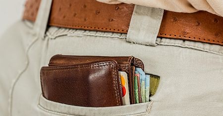 Zgubił portfel na stacji paliw. W środku było 10 tys. zł. Nagranie z kamer ujawniło "znalazcę"