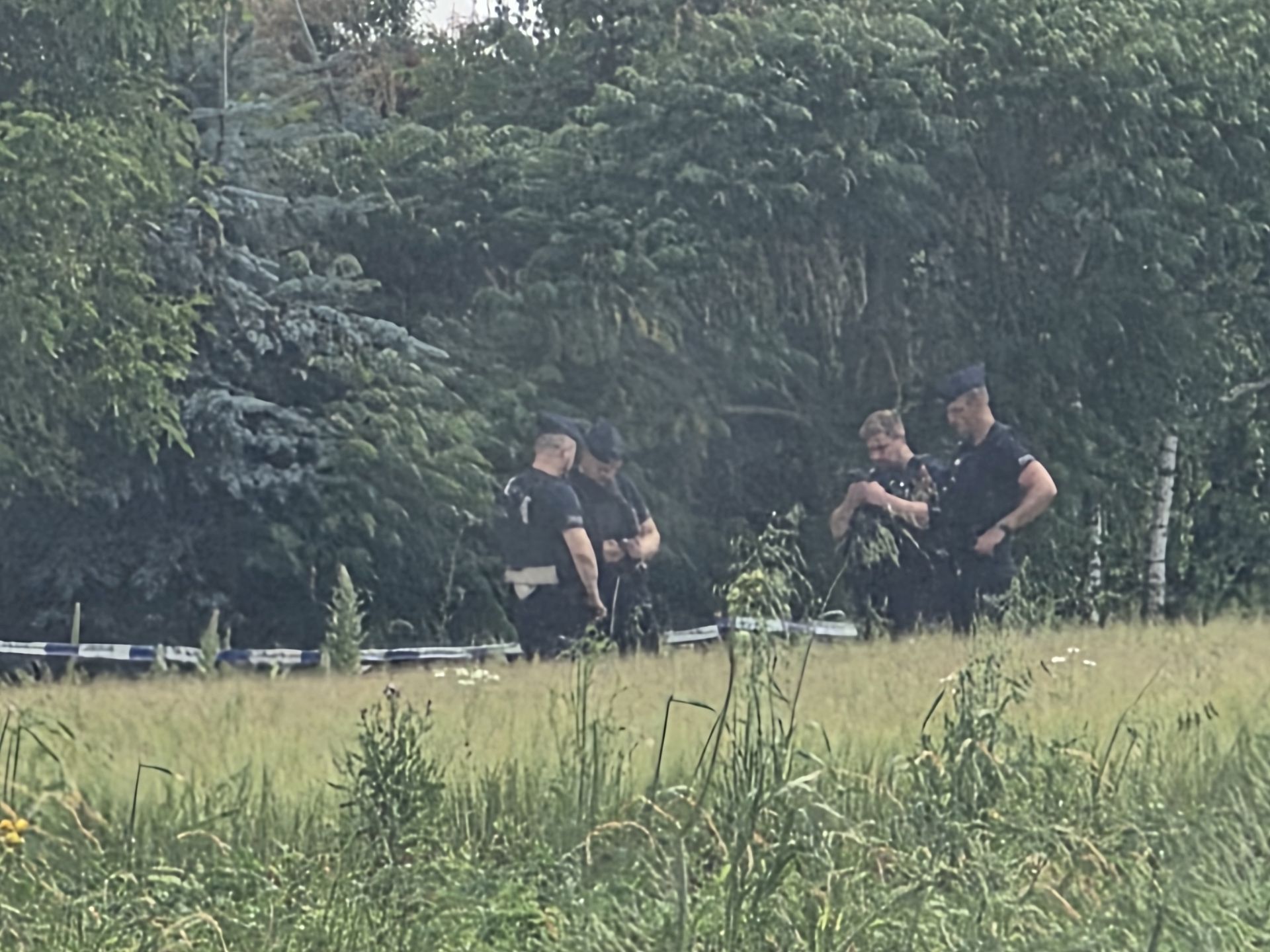 Policjanci przy domu Dariusza Równickiego.