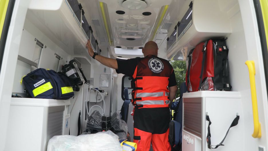 Przekazanie ambulans�w dla warszawskiego pogotowiaFot. Jakub Kaminski/East News, Warszawa, 24.08.2021. Uroczyste przekazanie 10 supernowoczesnych ambulansow, ktore trafia do stacji wyczekiwania w rejonie operacyjnym WSPRiTS "Meditrans" SPZOZ w Warszawie. Przekazane wozy to  karetki typu "C" zbudowane na podwoziu samochodow Volkswagen Crafter.Jakub Kaminski
