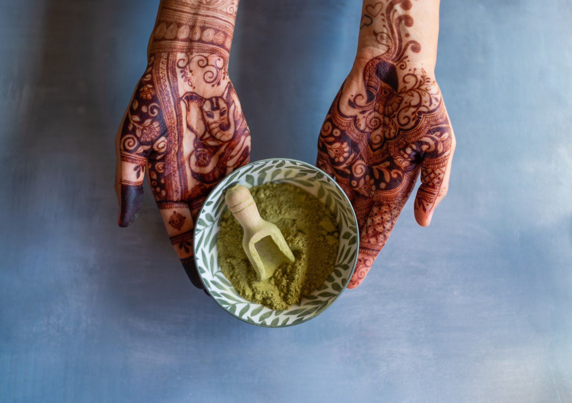 Henna to naturalny barwnik nadający włosom i skórze charakterystyczny pomarańczowo-czerwony lub mahoniowy odcień.