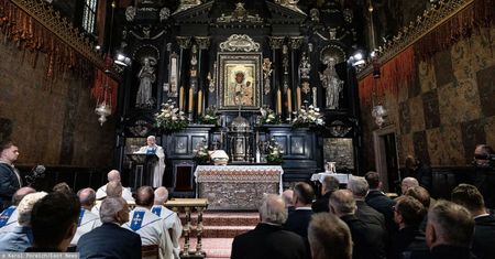 Była chwila przed godziną 10. Rozbrzmiały dzwony