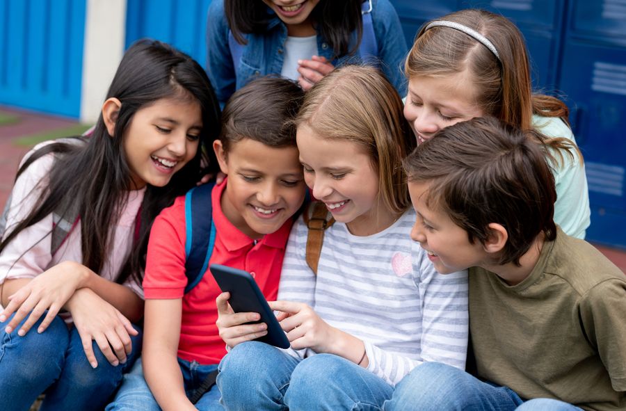 Czy w polskich szkołach zostanie wprowadzony zakaz telefonów?