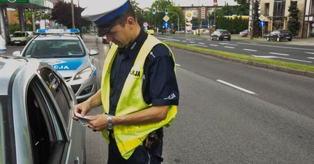 Prawo jazdy z paczkomatu za 1,5 tys. zł. Wygląda jak prawdziwe