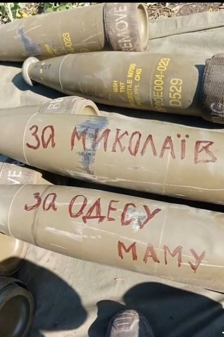 Ukraińcy "pozdrawiają" Rosjan. Umieścili na pociskach wymowne napisy 4