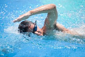 Pływanie kraulem – technika rąk, technika nóg, ćwiczenia w wodzie