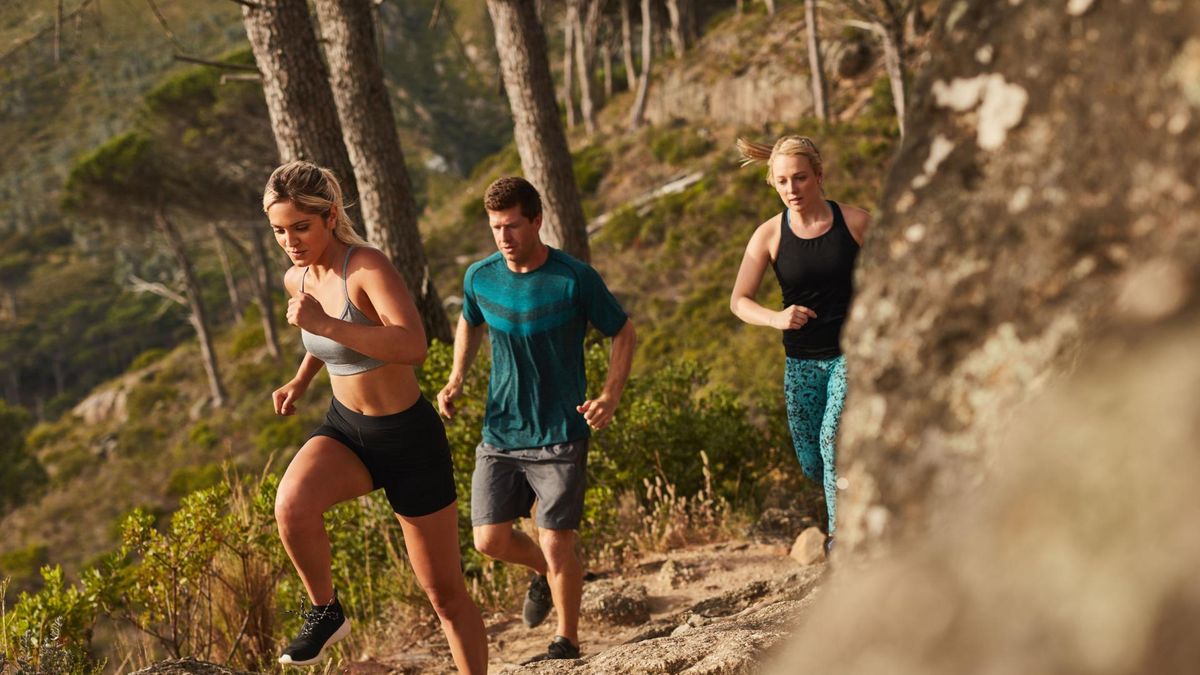 Ćwiczenia na schudnięcie - cardio, interwał, przysiady, pompki, wiosłowanie hantlami