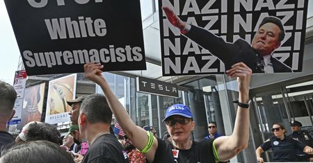 Protesty przed salonami Tesli. Liczą na spadek sprzedaży aut Muska