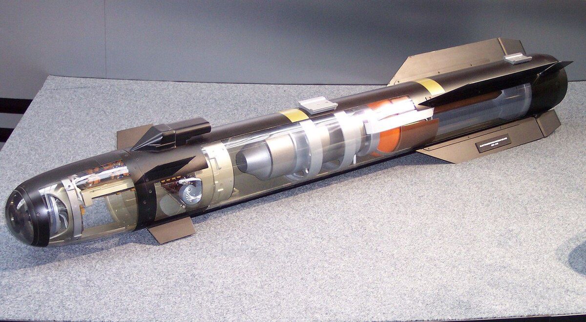 Przekrój pocisku AGM-114 Hellfire.