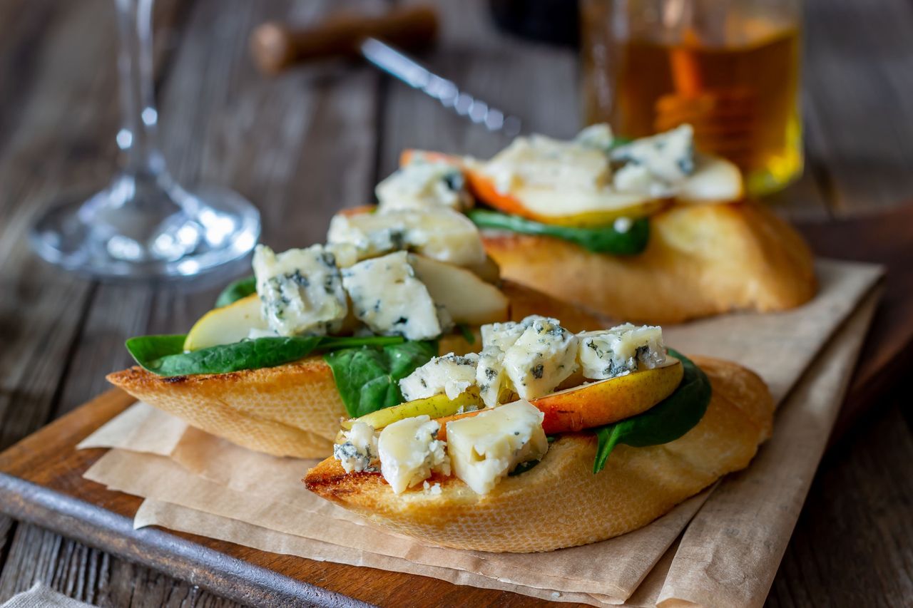 Bruschetta ze szpinakiem i botwinką. Sezonowa przekąska we włoskim stylu