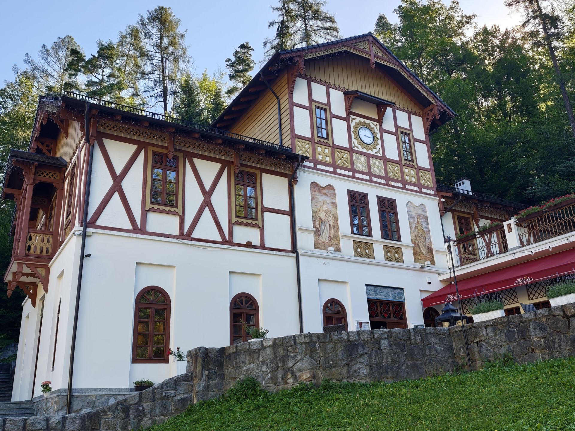 Budynek znajduje się przy Placu Dietla  7