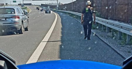 Szedł drogą S7. Policjanci momentalnie spojrzeli na jego nogi