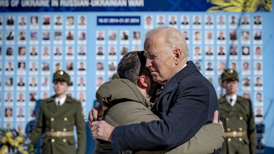 US President Biden meets Ukraine's President Zelensky in Kyiv
epa10479725 A handout photo made available by the Ukrainian Presidential Press Service on 20 February 2023 shows Ukrainian President Volodymyr Zelensky (L) and US President Joe Biden (R) embracing each other during a wreath laying ceremony at the Wall of Remembrance of the Fallen for Ukraine, in Kyiv (Kiev), Ukraine, amid Russia's invasion. The White House announced on 20 February, that US President Biden met with Ukrainian President Zelensky and his team to extended discussions on US support for Ukraine.  EPA/UKRAINIAN PRESIDENTIAL PRESS SERVICE HANDOUT -- MANDATORY CREDIT: UKRAINIAN PRESIDENTIAL PRESS SERVICE -- HANDOUT EDITORIAL USE ONLY/NO SALES 
Dostawca: PAP/EPA.
UKRAINIAN PRESIDENTIAL PRESS SERVICE HANDOUT