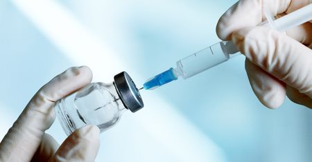 Koronawirus. Fabryka pomieszała dwie szczepionki, teraz będzie produkować tylko jedną