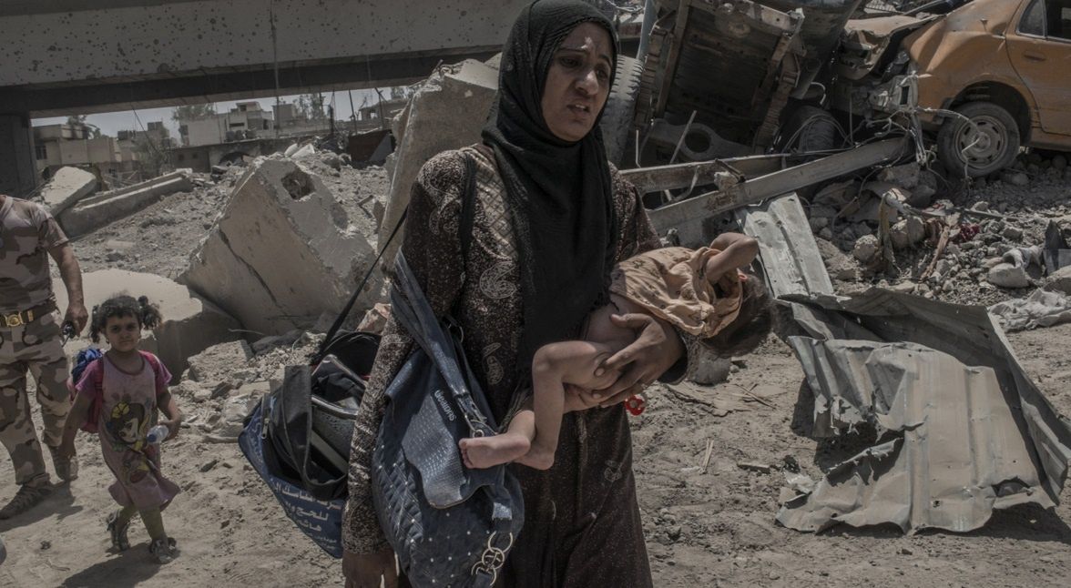 10 lipca 2017 roku. Kobieta ze swoim chorym dzieckiem ucieka przed wojną. W tym czasie iracka armia znajdowała się już w Mosulu, a w rękach terrorystów była ostatnia część starówki 
