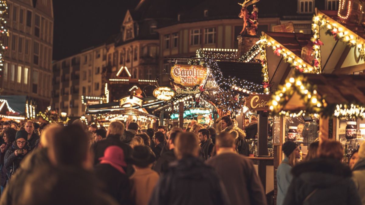 Chłopiec sprzedaje rękodzieło na jarmarku bożonarodzeniowym