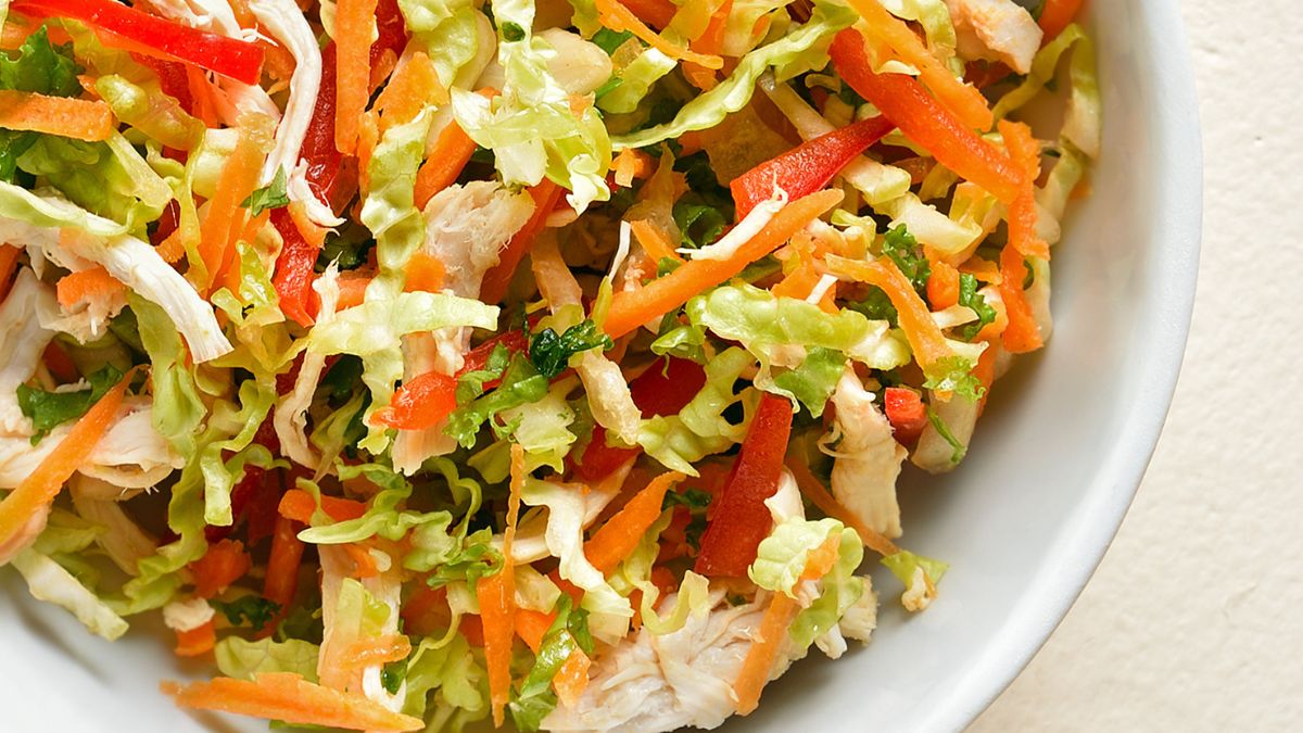 Surówka z białej kapusty z dodatkiem pysznego sosu