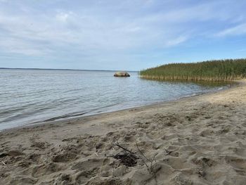 Święty Kamień przy dzikiej plaży. Tutaj dawniej składano ofiary