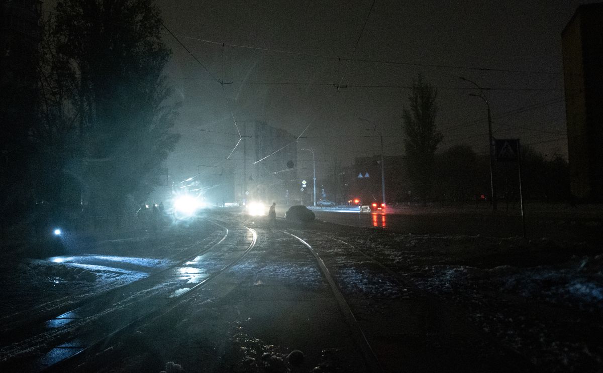 "Blackout" w Kijowie. W wielu dużych miastach Ukrainy obiekty infrastruktury energetycznej są zniszczone, w innych trzeba wprowadzić drastyczne oszczędności, więc cywile żyją w ciemnościach