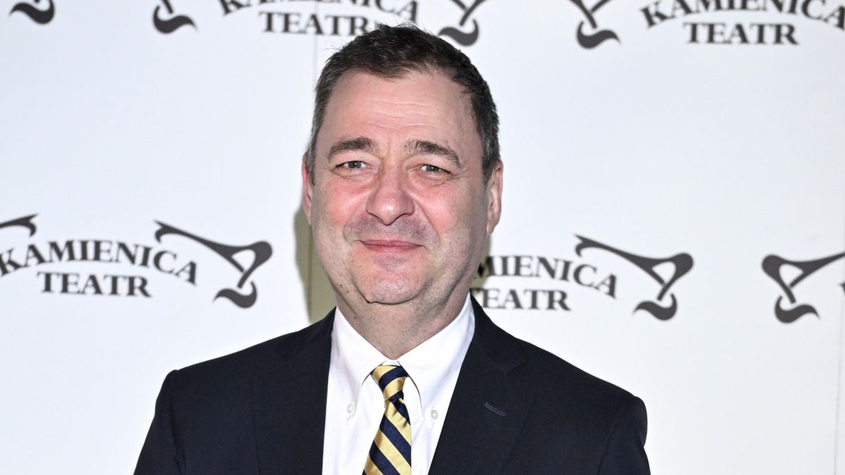 scena z: Jacek Rozenek, SK:, , fot. Jacek Kurnikowski/AKPAkrawat w paski, krawat w pasy, marynarka granatowa, marynarka klubowa, premiera spektaklu, spektakl, Teatr, Teatr Kamienica, Jacek Rozenek