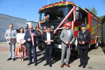 W Wadlewie w gminie Drużbice odbyło się poświęcenie i uroczyste przekazanie nowego samochodu ratowniczo-gaśniczego marki Scania P450 4x4