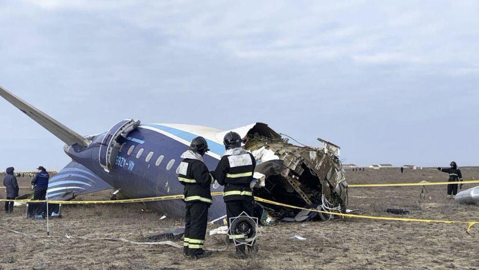 A handout photo made available by the press service of the Ministry for Emergency Situations of Kazakhstan shows emergency specialists working at the crash site of a passenger plane near Aktau, Kazakhstan, 25 December 2024. Azerbaijan Airlines Embraer ERJ-190AR passenger plane flying from Baku to Grozny crashed some three kilometres away from the city of Aktau. According to preliminary information, the incident was caused by a collision between the aircraft and a flock of birds. EPA/KAZAKHSTAN EMERGENCIES MINISTRY HANDOUT -- BEST QUALITY AVAILABLE -- MANDATORY CREDIT -- HANDOUT EDITORIAL USE ONLY/NO SALES Dostawca: PAP/EPA.
