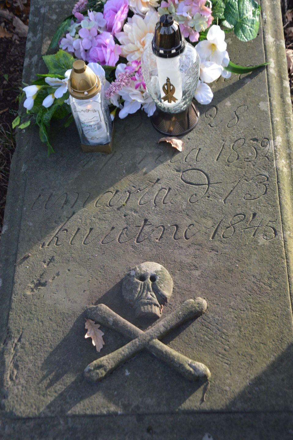 Na cmentarzu w Suchedniowie można podziwiać wyjątkowy nagrobek Jana Hempla, XIX - wiecznego geologa, &#34;ojca polskiego górnictwa&#34;.