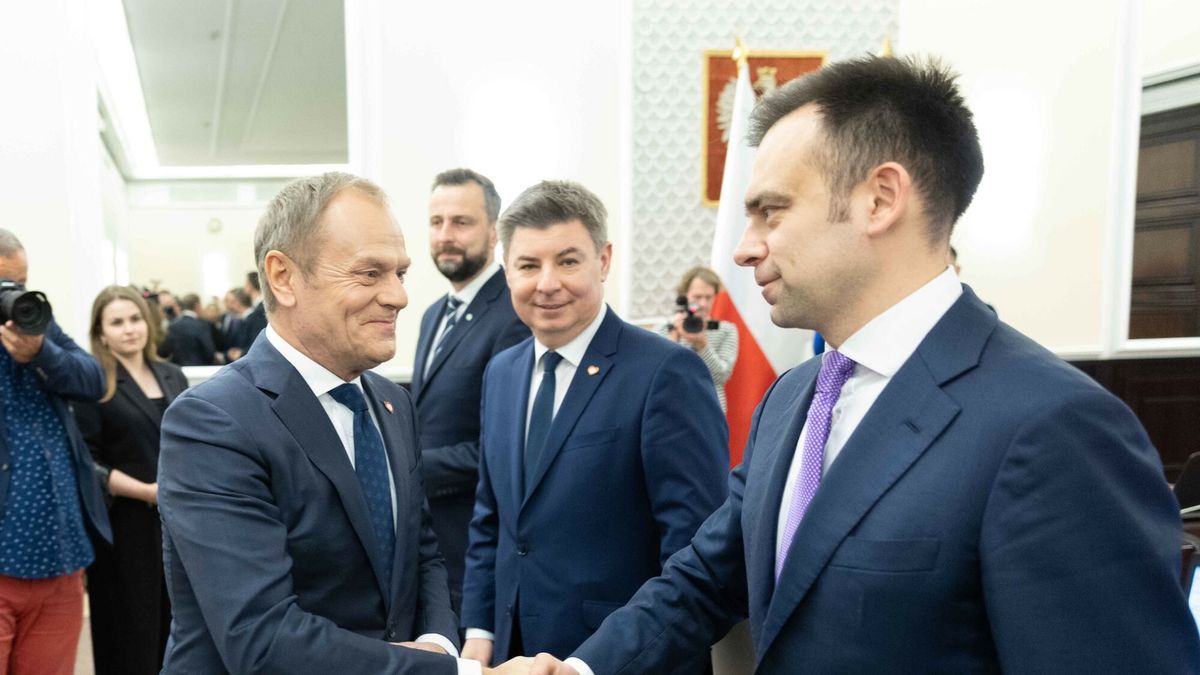 Minister Andrzej Domański i premier Donald Tusk podczas posiedzenia rządu, 18 grudnia 2023 roku