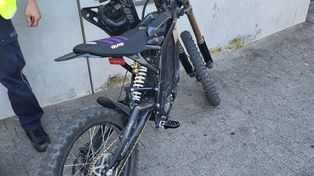 Dwóch 14-latków na motorowerach bez uprawnień. Niebezpieczna jazda zwróciła uwagę świadka