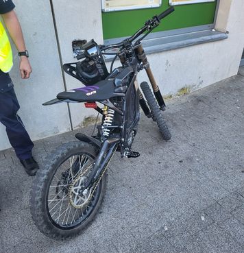 Dwóch 14-latków na motorowerach bez uprawnień. Niebezpieczna jazda zwróciła uwagę świadka