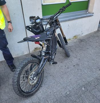 Dwóch 14-latków na motorowerach bez uprawnień. Niebezpieczna jazda zwróciła uwagę świadka