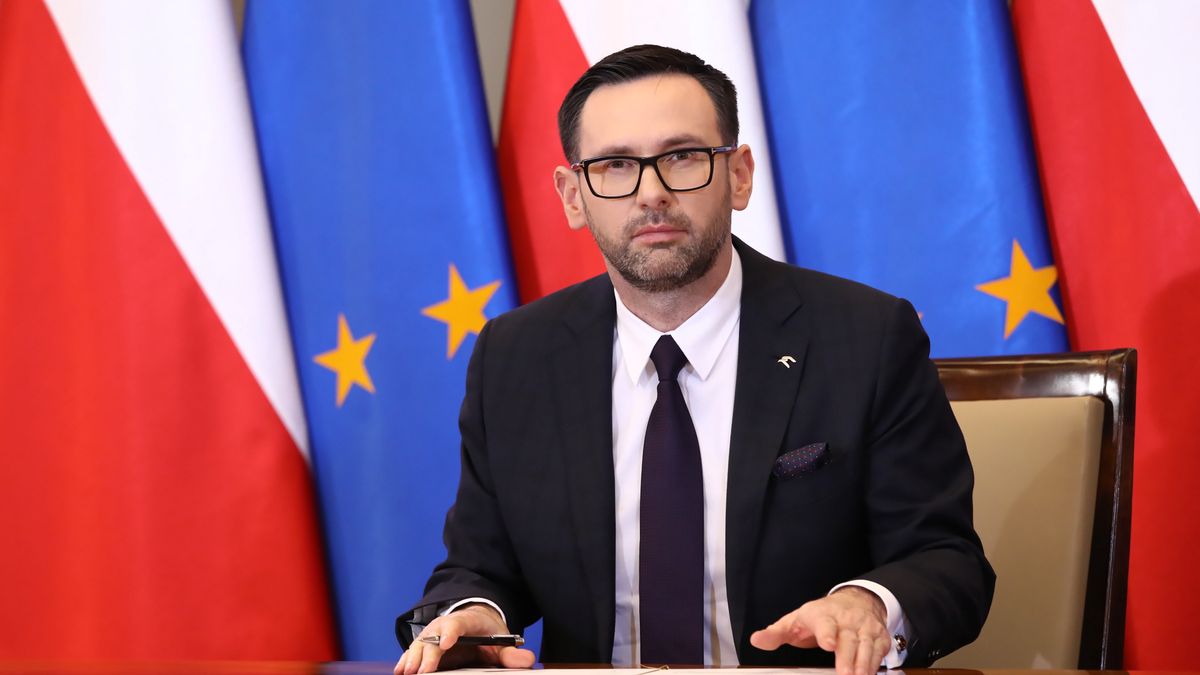 Warszawa, 31.01.2023. Prezes Orlenu Daniel Obajtek podczas uroczystości w siedzibie Kancelarii Prezesa Rady Ministrów w Warszawie, 31 bm. Spotkanie dotyczyło podpisania listu intencyjnego nt. współpracy na rzecz utworzenia i organizacji studiów "Energetyka jądrowa" pomiędzy MEiN, Polskim Koncernem Naftowym Orlen S.A., Politechnikami: Gdańską, Poznańską, Śląską, Warszawską, Wrocławską oraz Akademią Górniczo-Hutniczą w Krakowie. (amb) PAP/Tomasz Gzell