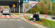 "Nikt nawet nie zareagował". Bójka tuż przy ulicy. Wszystko nagrali