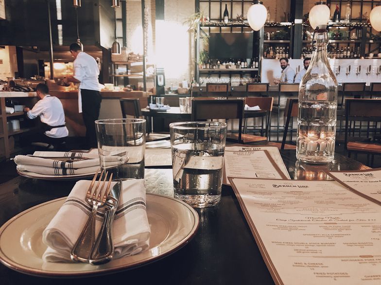 Francja zwiększa pomoc dla restauratorów i hotelarzy. 