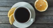 Kawa z cytryną. Czy pomaga schudnąć? Dietetyk komentuje