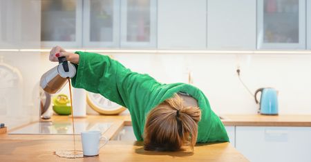 5 fatalnych nawyków, przez które się nie wysypiasz. To rujnuje twoje zdrowie i pracę