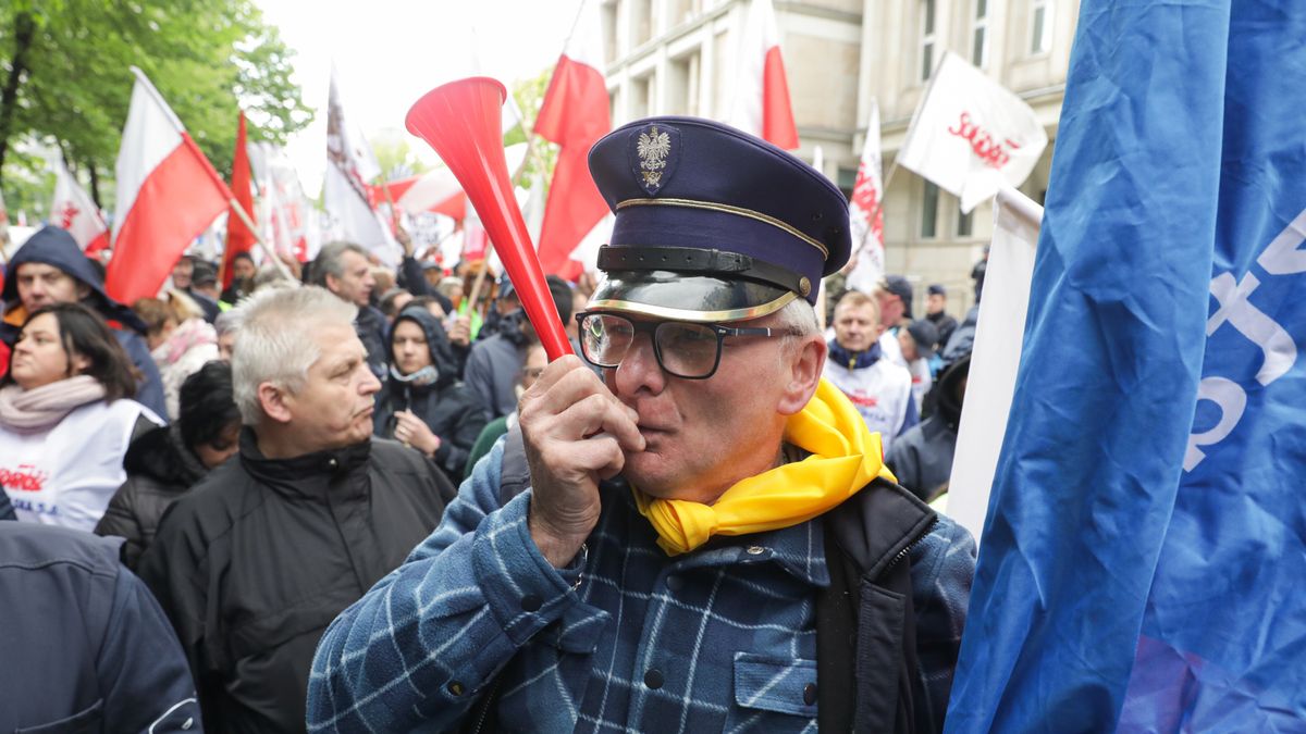 protest pocztowc�w
Warszawa, 23.04.2024. Protest pracownik�w Poczty Polskiej przed siedzib� Ministerstwa Aktyw�w Pa�stwowych w Warszawie, 23 bm. Zatrudnieni sprzeciwiaj� si� zwolnieniom grupowym. Domagaj� si� te� m.in. podwy�ek. (mr) PAP/Tomasz Gzell
Tomasz Gzell
MAP, ministerstwo aktyw�w pa�stwowych, poczta polska, pocztowc�w, pocztowcy, poczty polskiej, pracownicy, protest, sprzeciw, zwi�zkowcy, zwolnienia