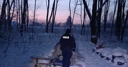 Spali w namiocie przy - 20 st. C. Ocaliła ich policja