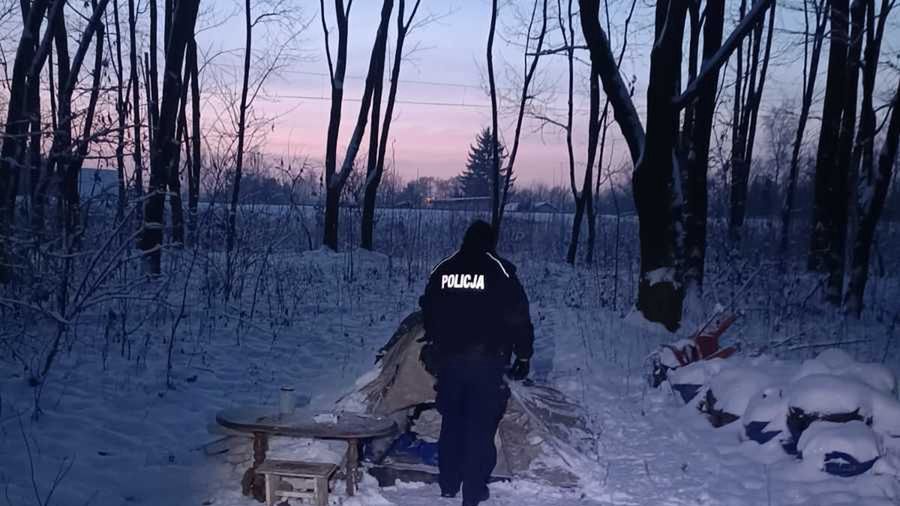 Spędzenie całej nocy w namiocie mogła się dla mężczyzn skończyć tragicznie 