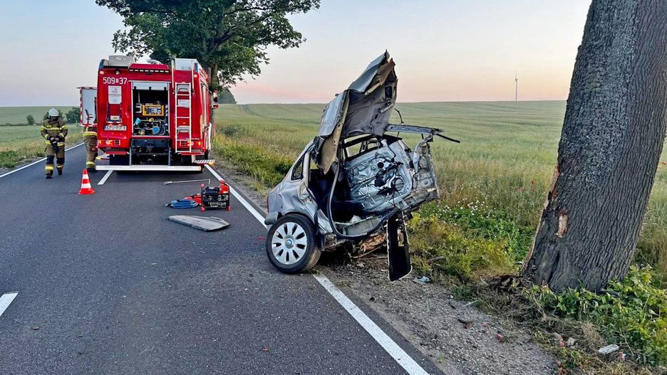 Siła zderzenia była tak duża, że pojazd rozpadł się na pół