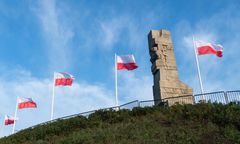 Wandale na Westerplatte. Zniszczyli polskie flagi