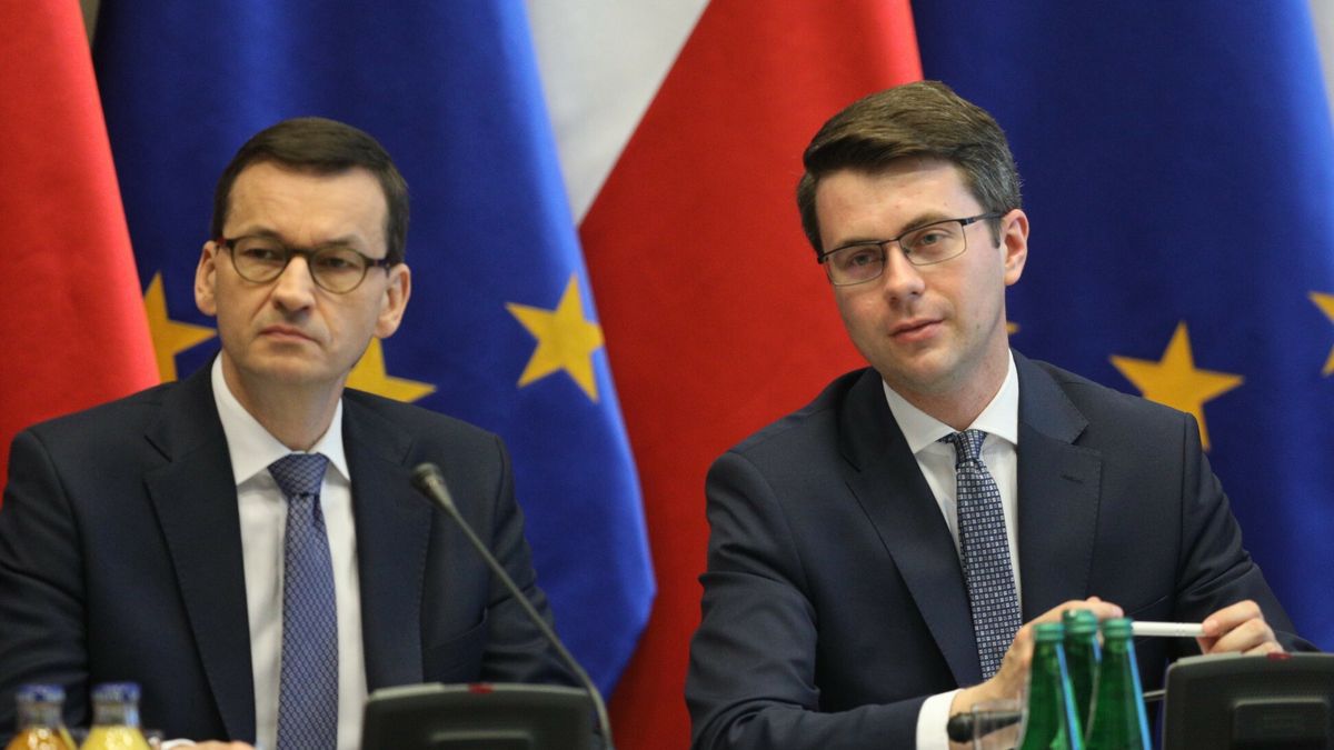 Premier Mateusz Morawiecki (z lewej) i rzecznik rządu Piotr Müller (z prawej)