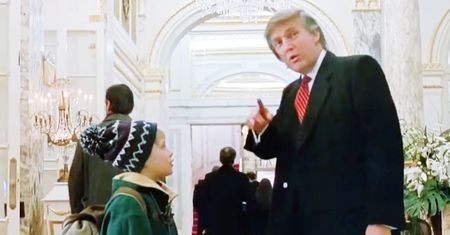 Scena z Trumpem w kultowej komedii do dziś jest przekleństwem reżysera. Mówi, dlaczego jej nie usunie