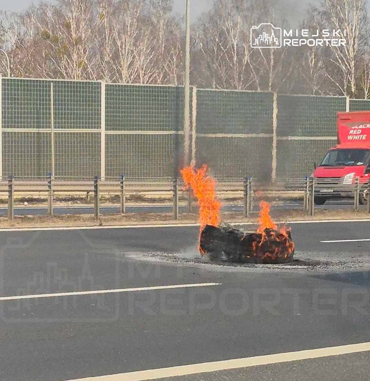 Pożar koła na środku trasy S8. Urwało się z ciężarówki