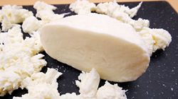 Mozzarella vs. mozzarella light. Pojedynek, który kończy się w lodówce