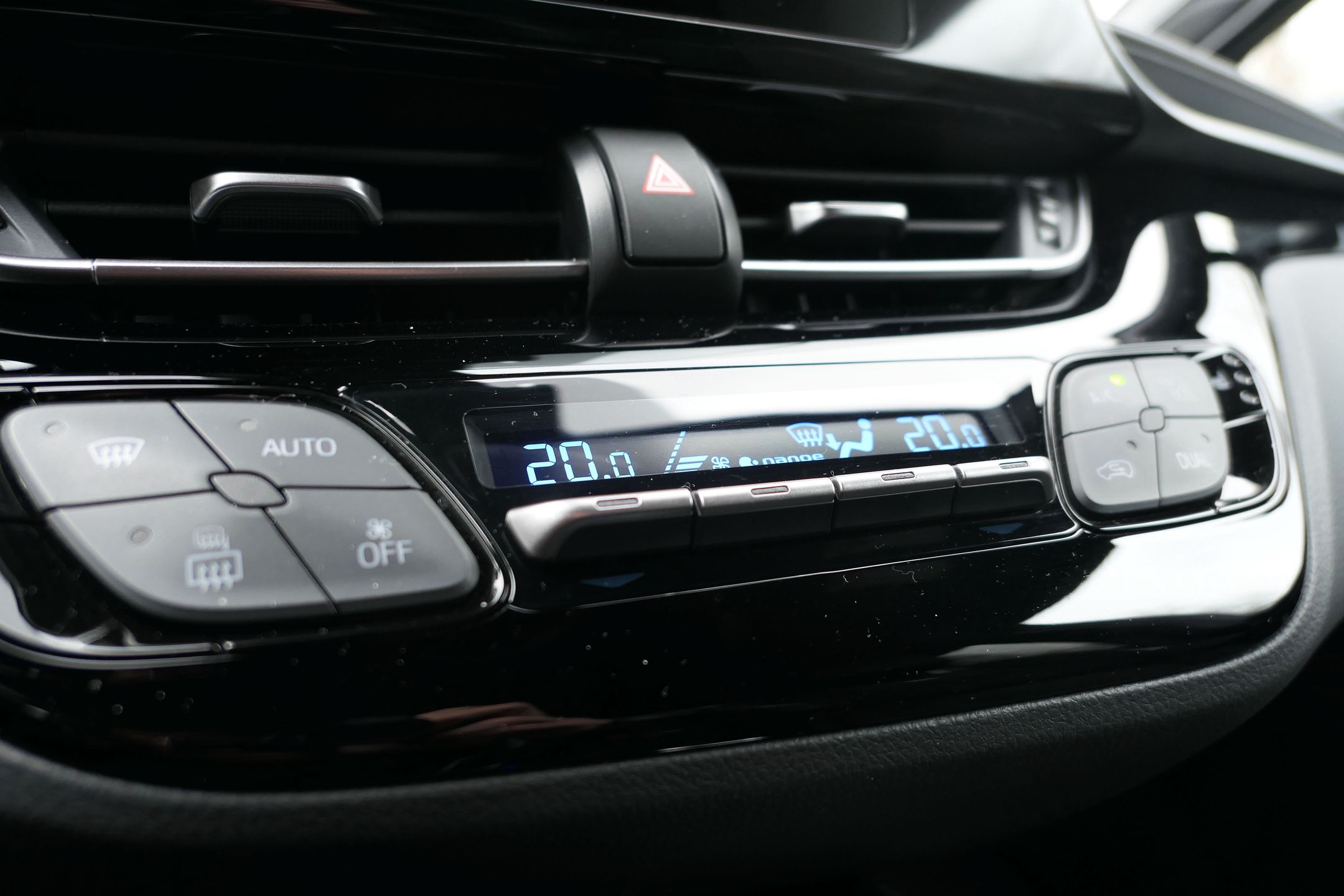 Toyota C-HR panel klimatyzacji