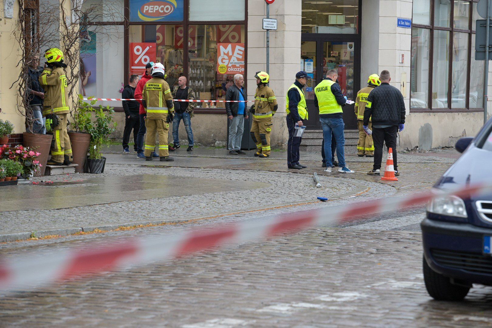 Na starówce w Chełmnie samochód, jadący &#34;pod prąd&#34;, wjechał na chodnik i potrącił dwie grupy osób. 56-letni kierowca w niedzielę ma usłyszeć zarzuty