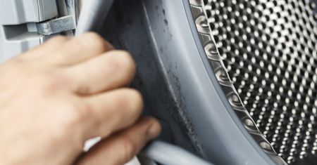 Jak wyczyścić pralkę tabletkami do zmywarki? Pamiętaj o jednym