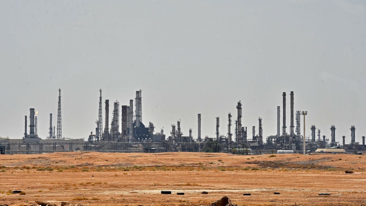 arch36TOPSHOT - A picture taken on September 15, 2019 shows an Aramco oil facility near al-Khurj area, just south of the Saudi capital Riyadh. - Saudi Arabia raced today to restart operations at oil plants hit by drone attacks which slashed its production by half, as Iran dismissed US claims it was behind the assault. The Tehran-backed Huthi rebels in neighbouring Yemen, where a Saudi-led coalition is bogged down in a five-year war, have claimed thi weekend's strikes on two plants owned by state giant Aramco in eastern Saudi Arabia. (Photo by FAYEZ NURELDINE / AFP)FAYEZ NURELDINE