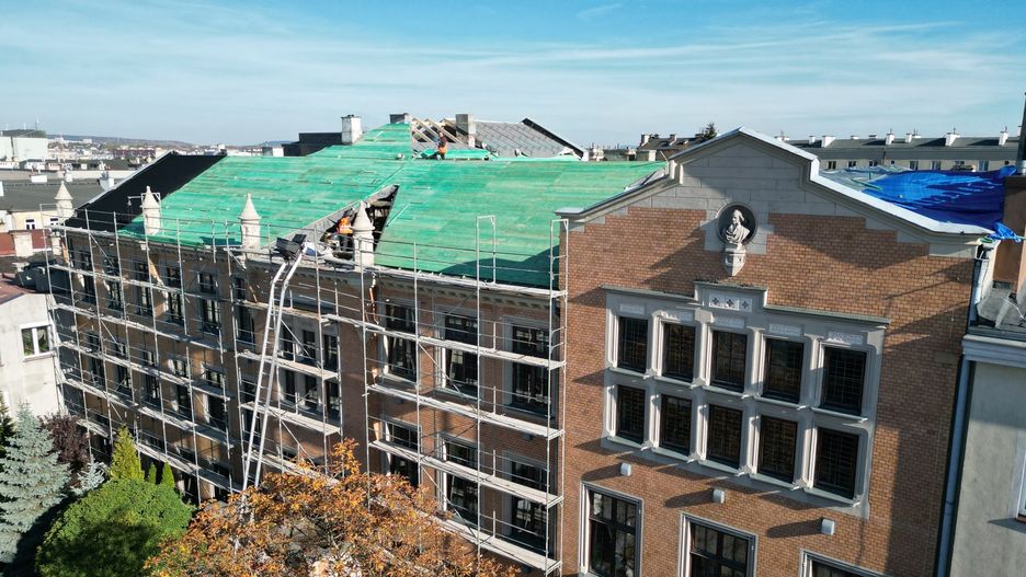 Prace obejmują wymianę ponad sześćdziesięcioletniej więźby dachowej, której stan techniczny budził już poważne obawy.